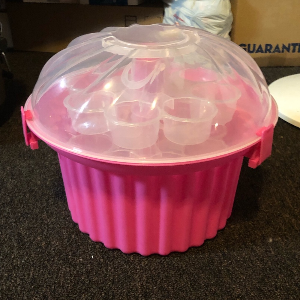 Cupcake shaped cupcake holder